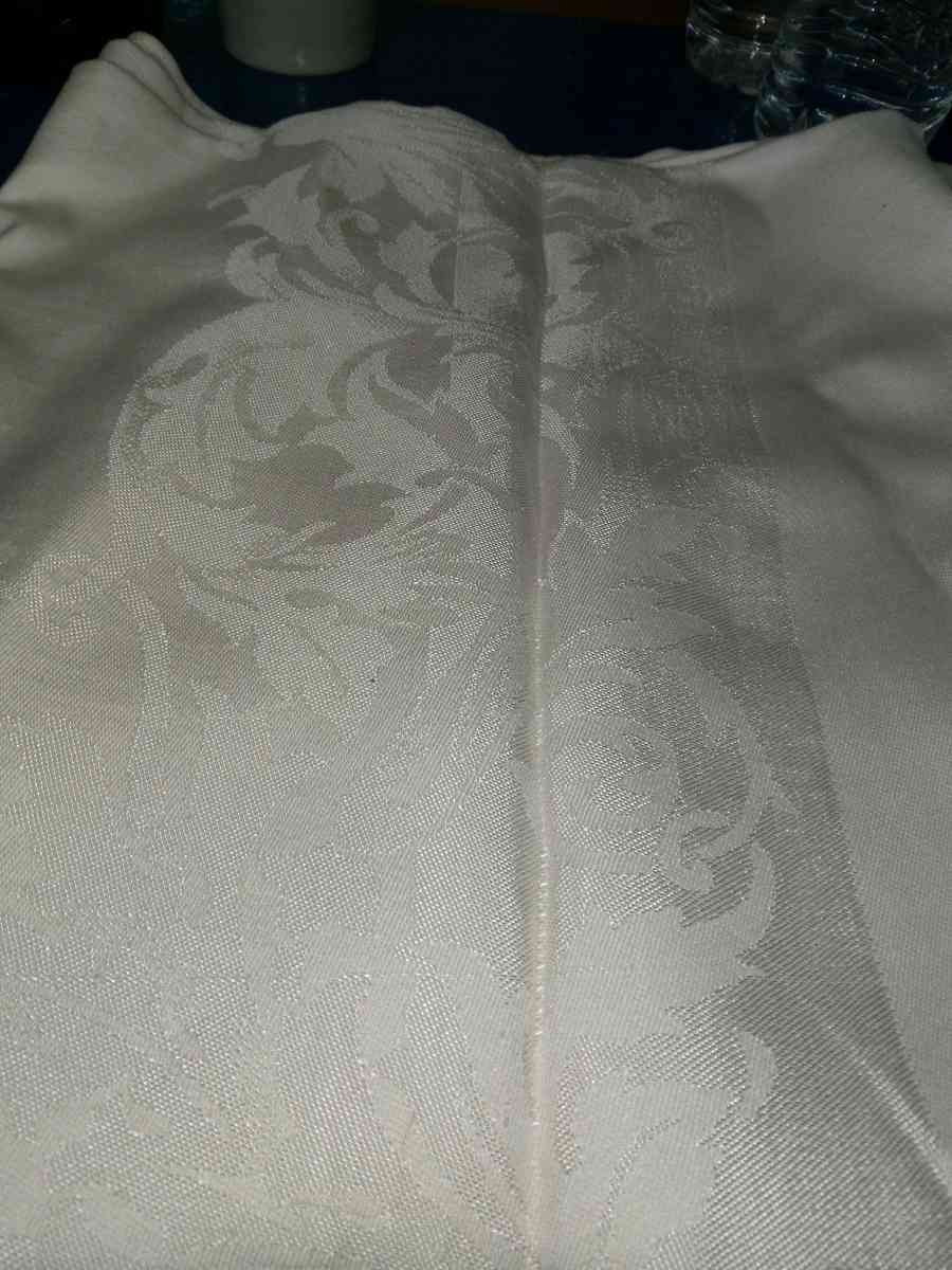 Vintage Linen Tablecloth and 8 napkins - Pawtucket, Rhode Island - FleaMarketBay