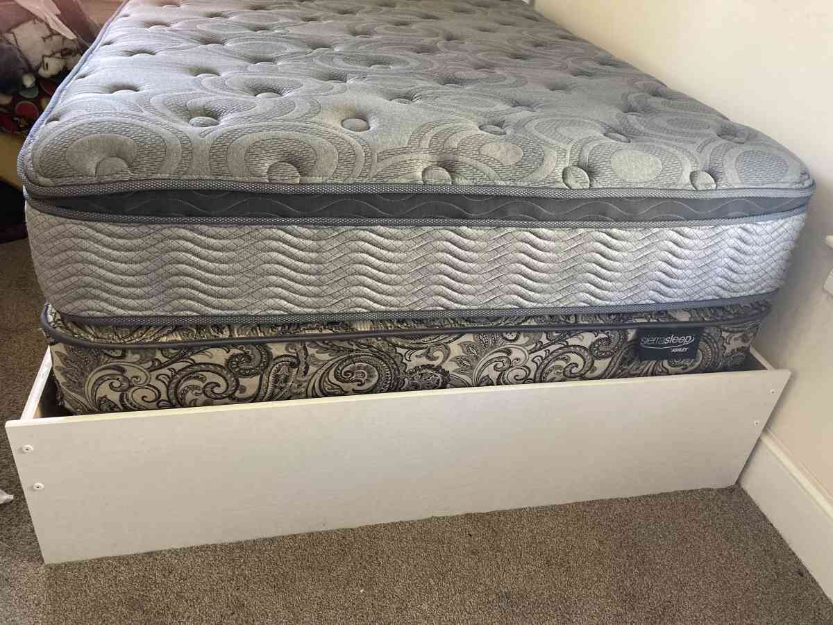 bedroom set - Springfield, Massachusetts - FleaMarketBay