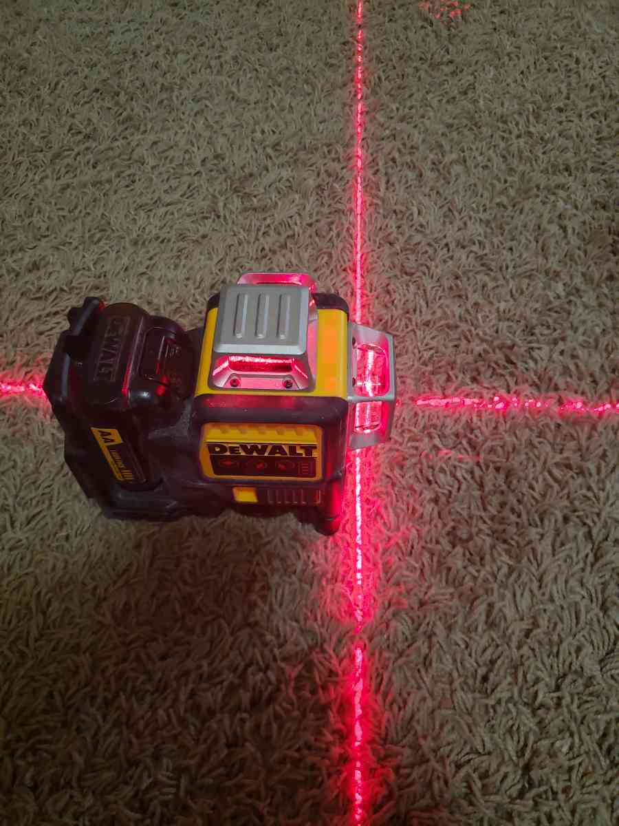 3 line Dewalt laser - Woodbridge, Virginia