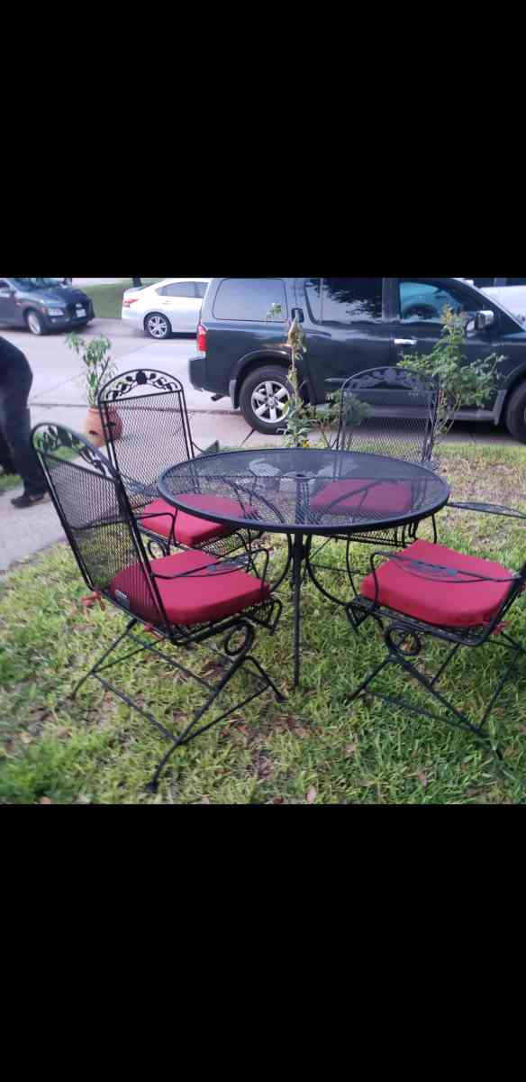 Mesa de patio de fierro con sillas umbrella Cojines Todo New - Dallas, Texas - FleaMarketBay