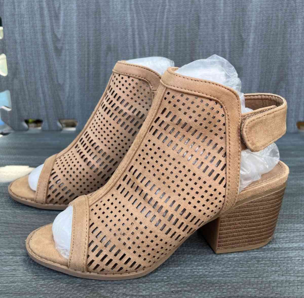 BOOTIES SIZE 6 and a half - Huntington Park, California - FleaMarketBay