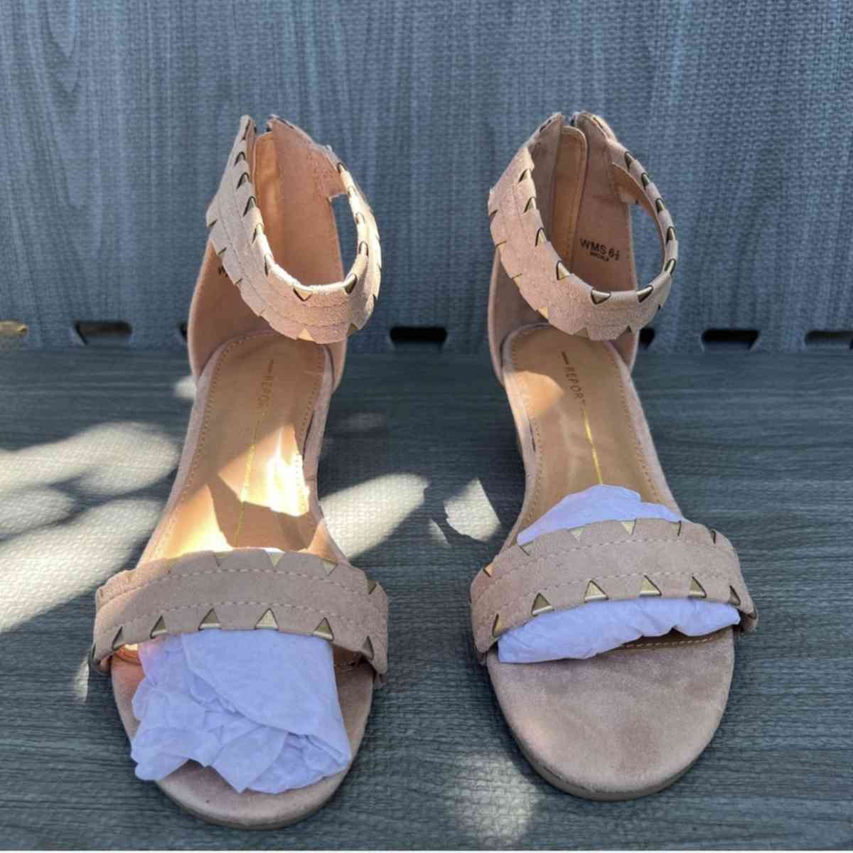 nude sandals size 6 and a half - Huntington Park, California - FleaMarketBay