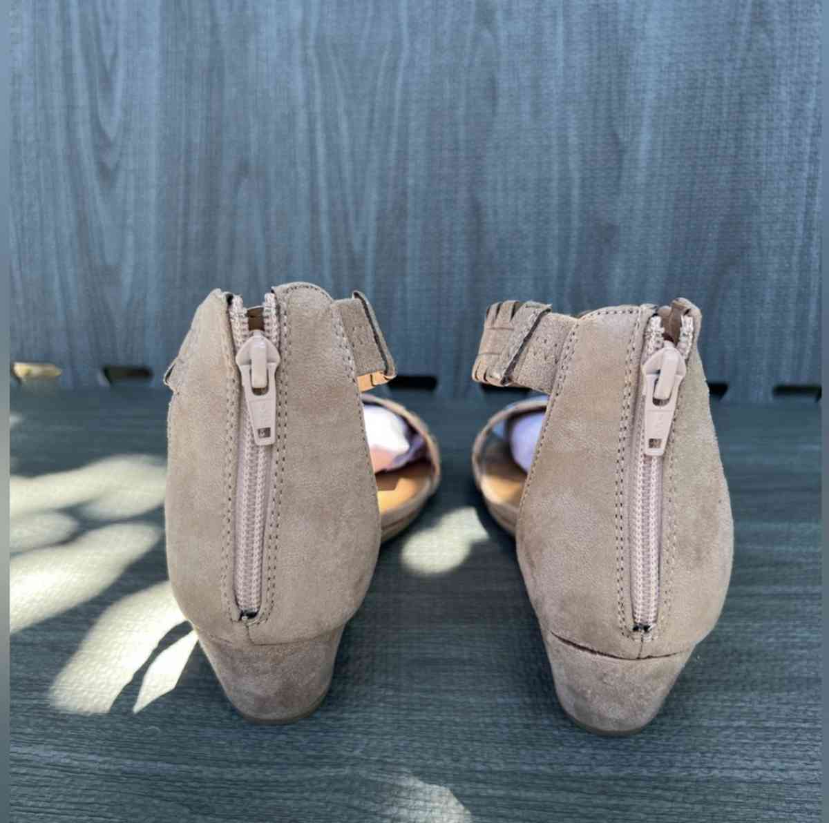 nude sandals size 6 and a half - Huntington Park, California - FleaMarketBay