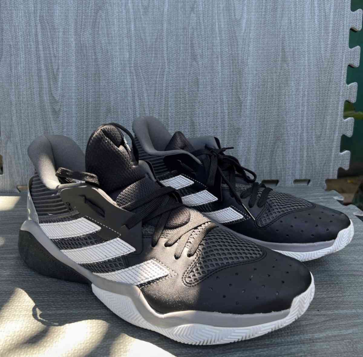 mens basketball size 12 and a half - Huntington Park, California