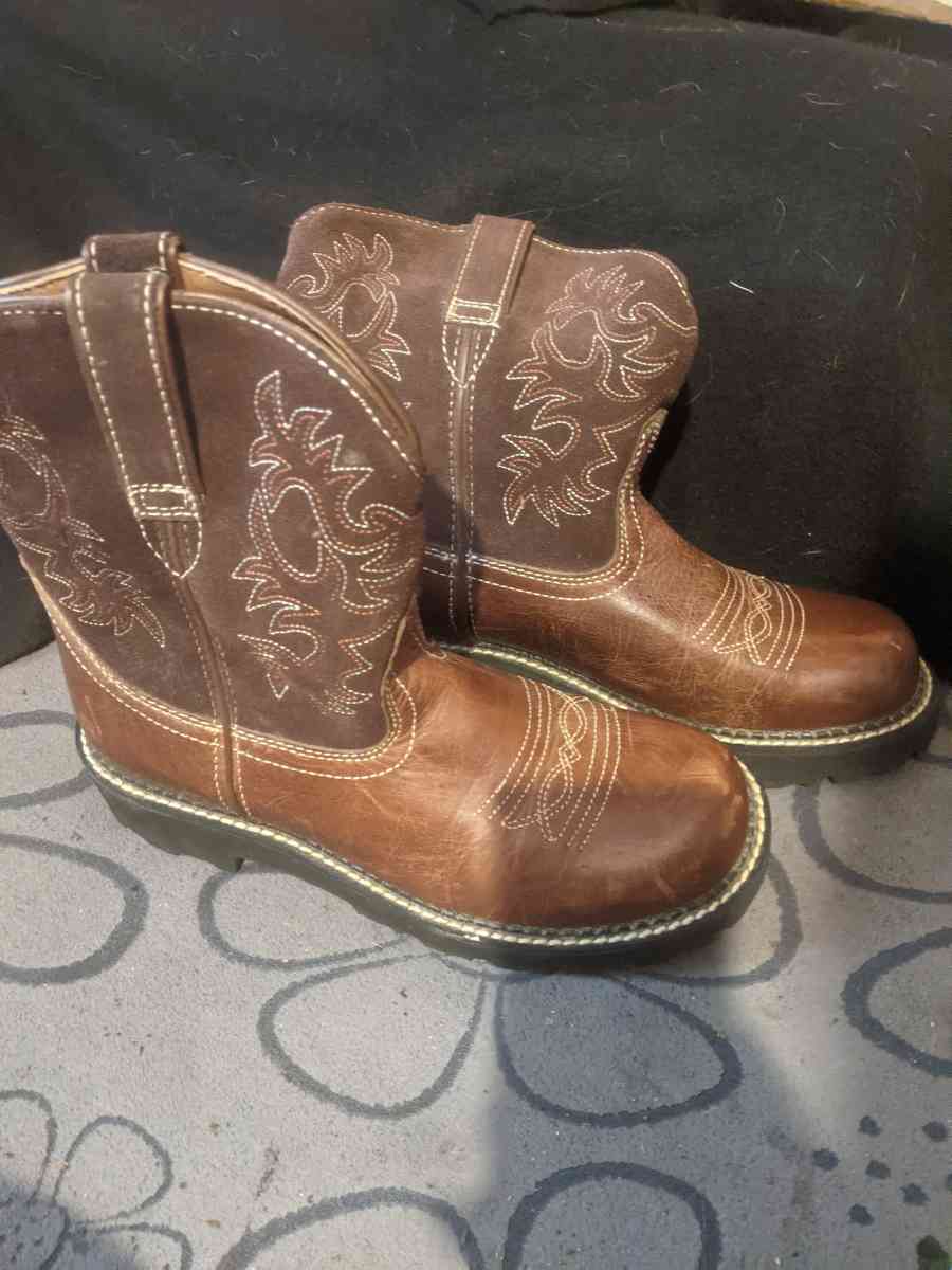 Womans like new Ariat boots - Fenwick, Michigan