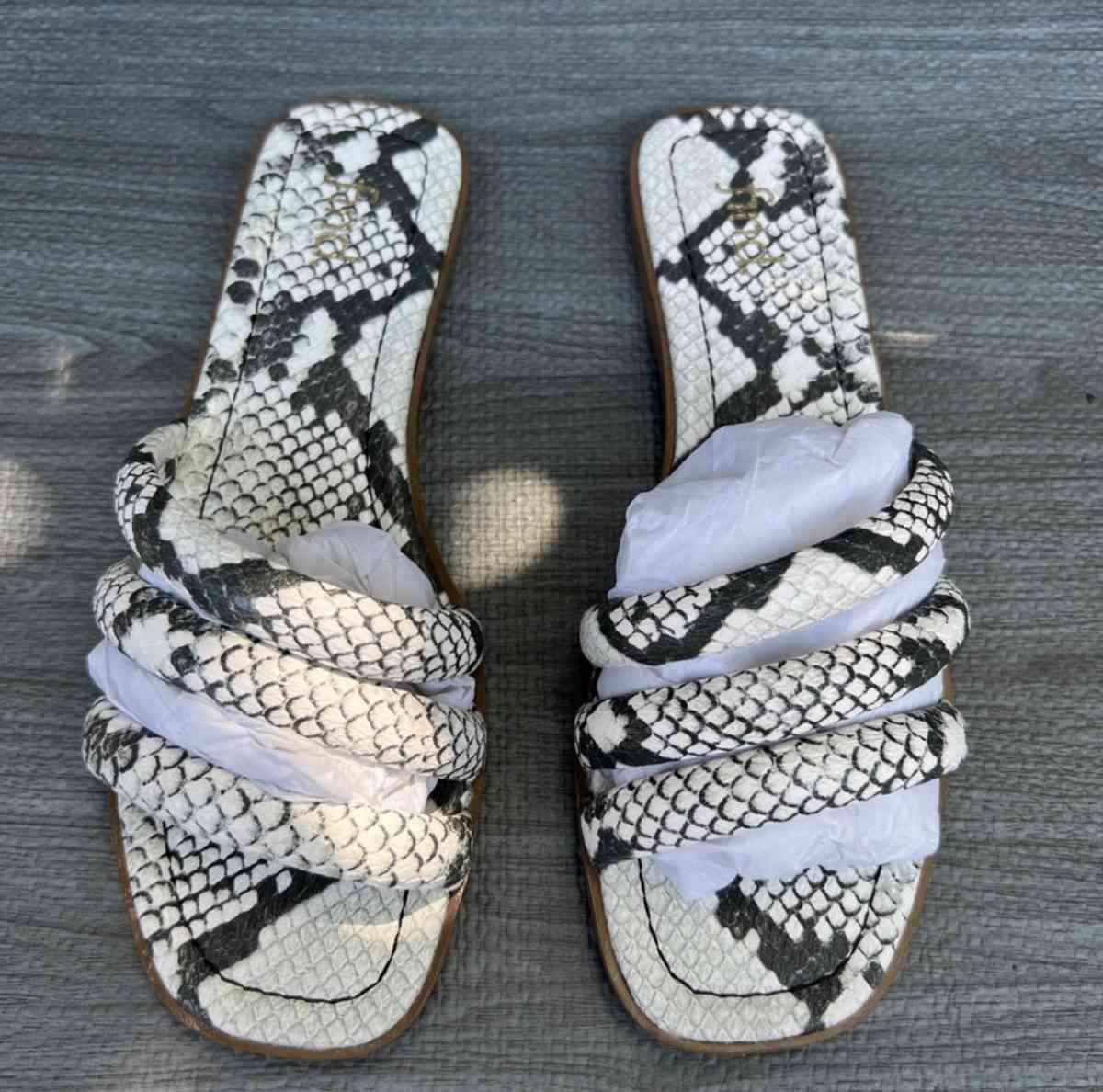 sandals size 7 and a half - Huntington Park, California - FleaMarketBay