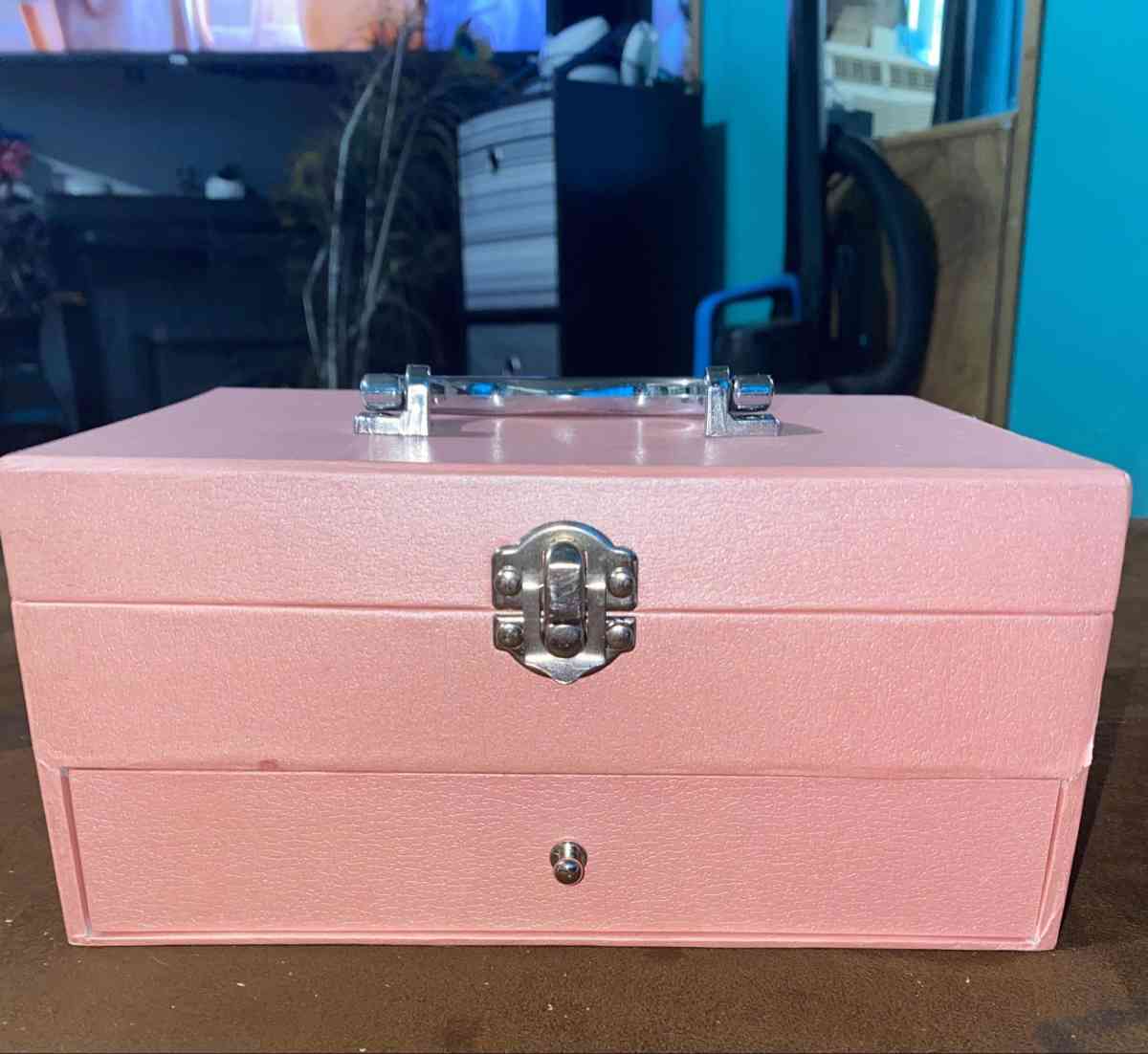 Makeup box  Jewelry Box Earrings - Corning, California - FleaMarketBay