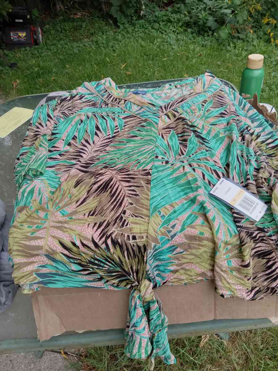 womans tops - South Milwaukee, Wisconsin - FleaMarketBay