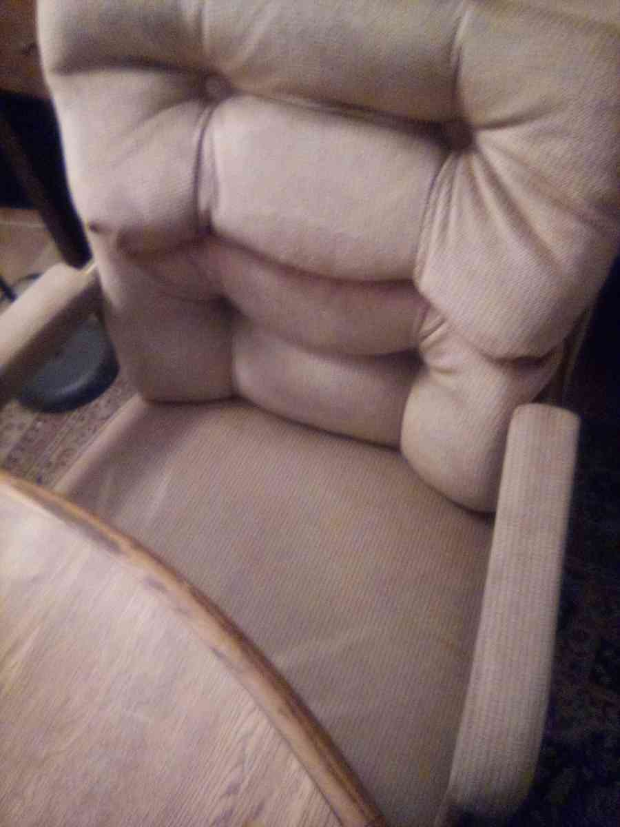 oak table and comfy chairs - Yakima, Washington - FleaMarketBay