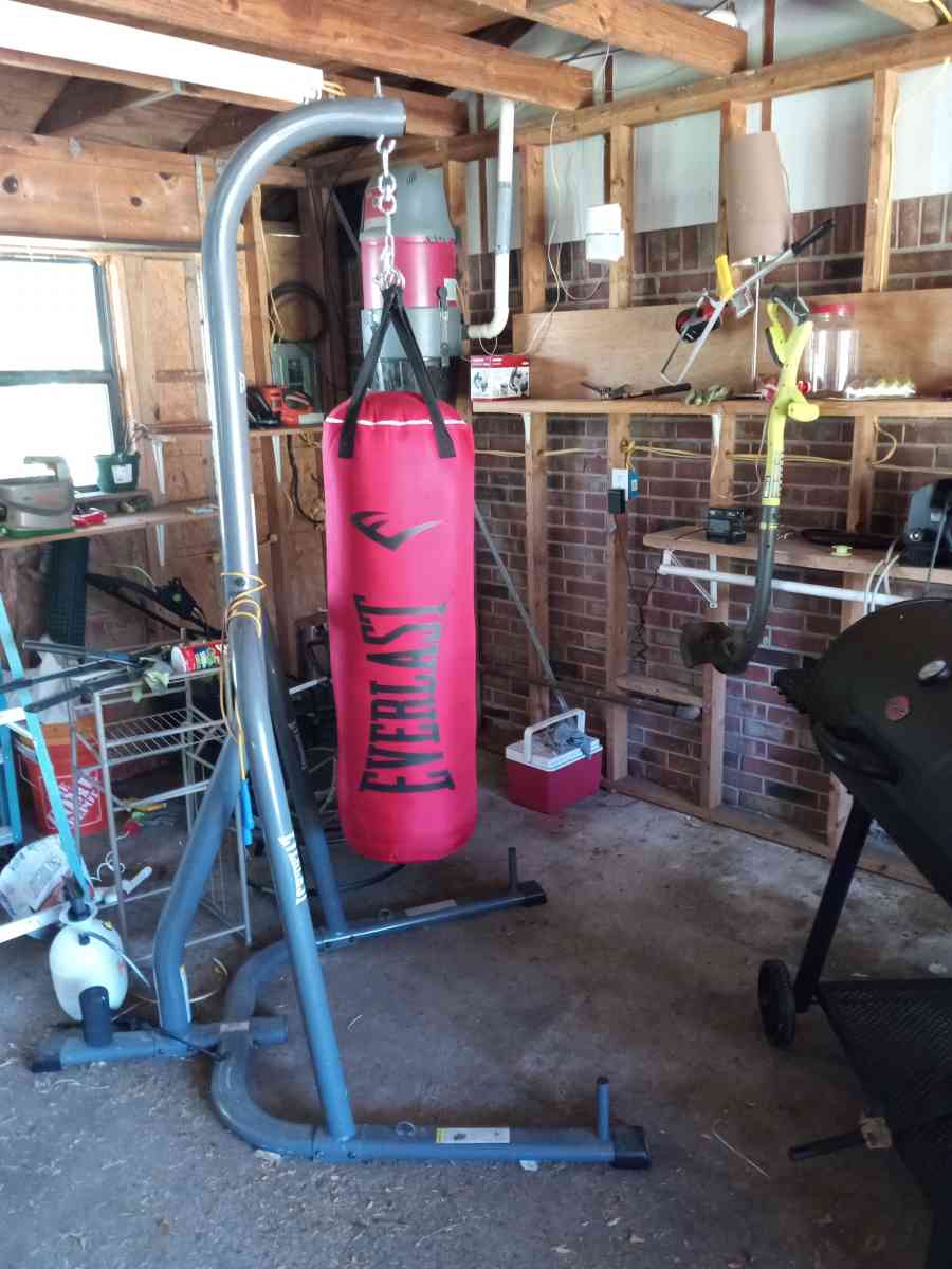 heavy punching bag and curl bar - Gulfport, Mississippi