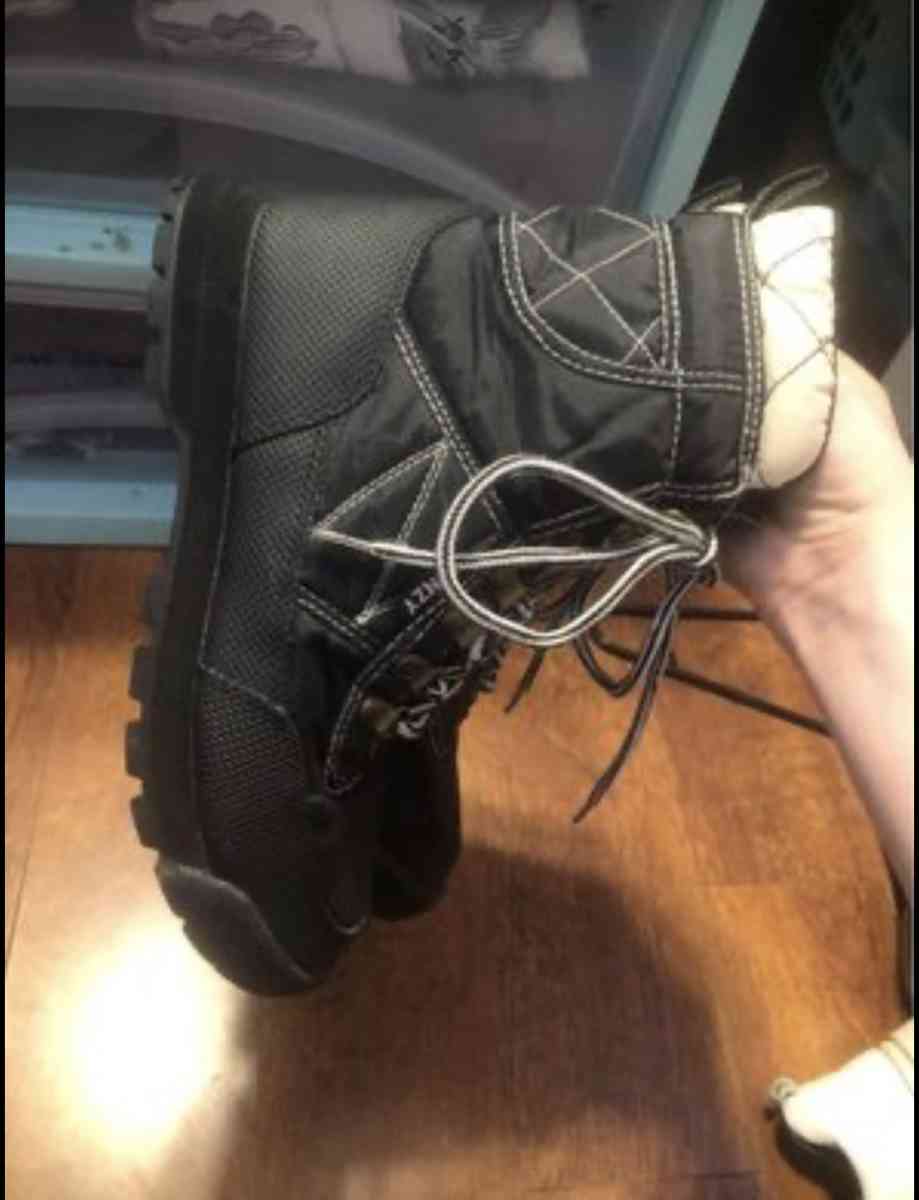 winter shoes - Phelan, California - FleaMarketBay