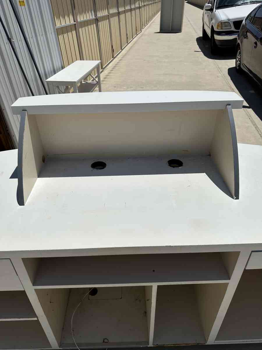 receptionist desk - Bakersfield, California - FleaMarketBay