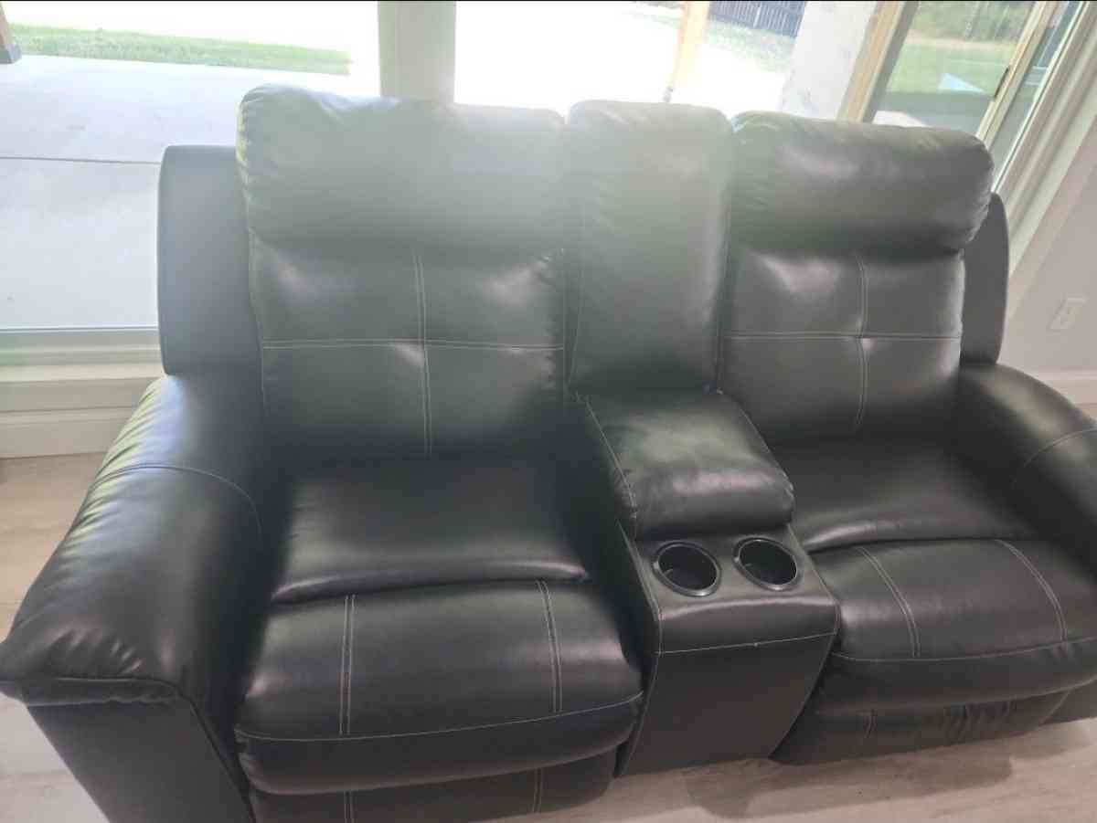 3piece living room  And everything that is in the pictures - Grand Prairie, Texas - FleaMarketBay