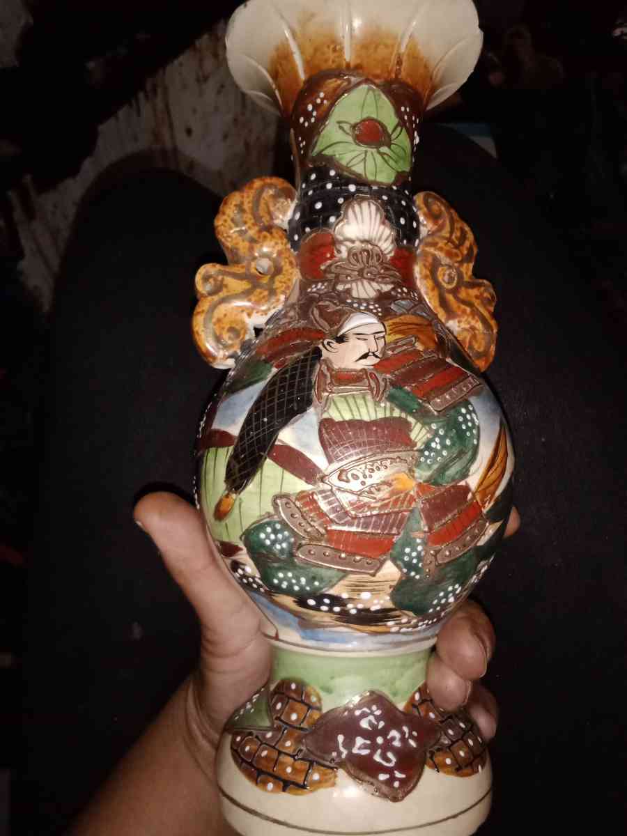 hand painting Chinese vase - Riverside, California - FleaMarketBay