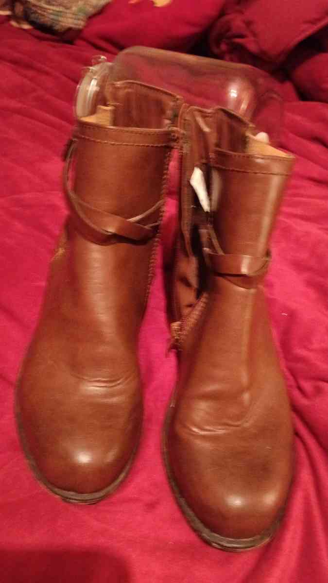 size 9 brown ankle paint boots - Seneca, South Carolina - FleaMarketBay