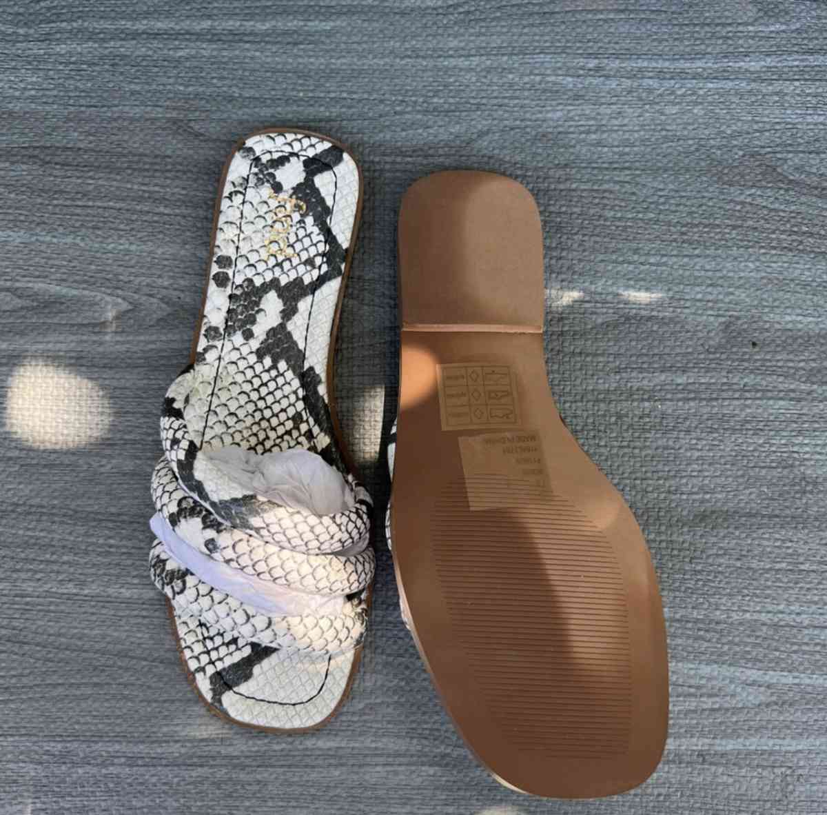 sandals size 7 and a half - Huntington Park, California - FleaMarketBay