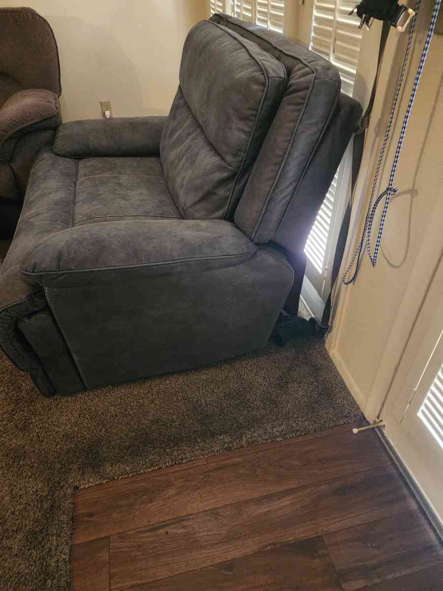 recliner couch - Phoenix, Arizona - FleaMarketBay