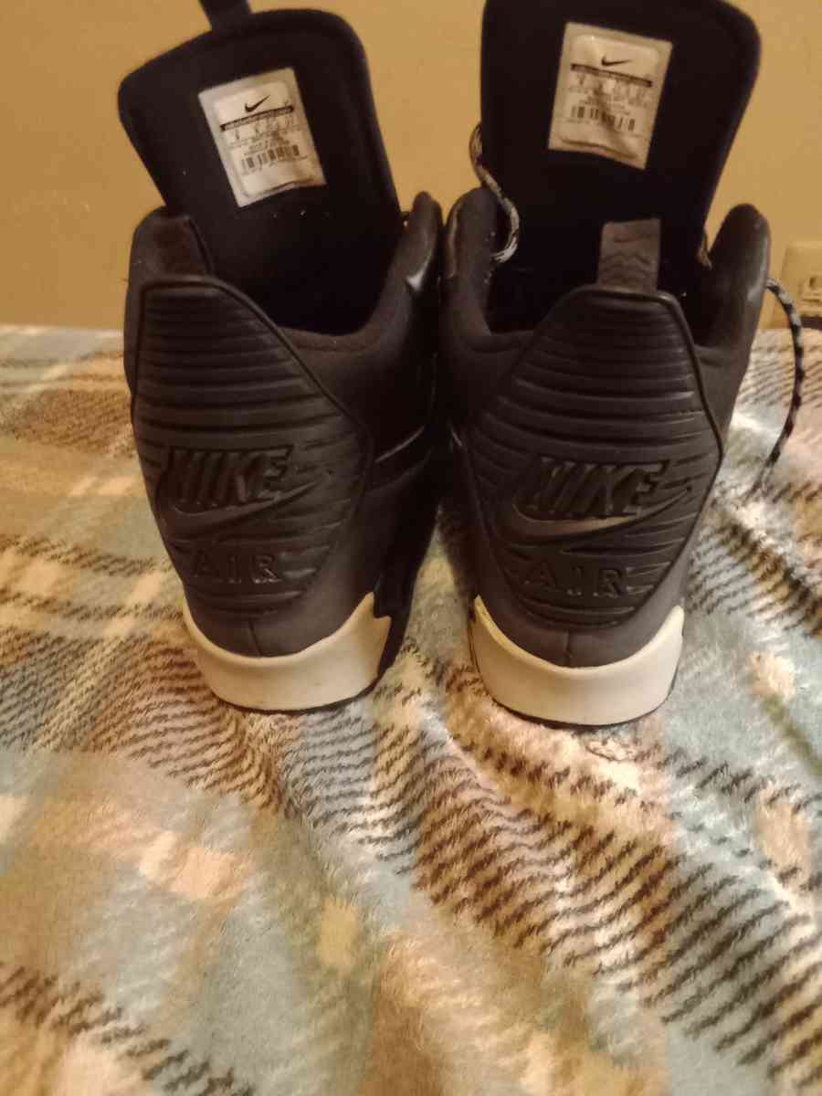 Air max 90 sneakers boots size 9 - Detroit, Michigan - FleaMarketBay