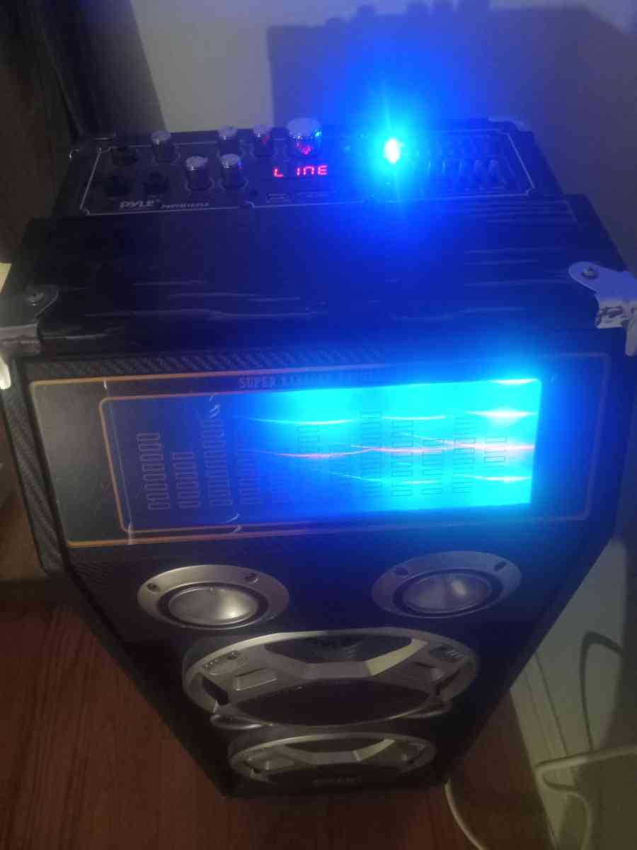 I am selling a speaker in good condition like new it has blu