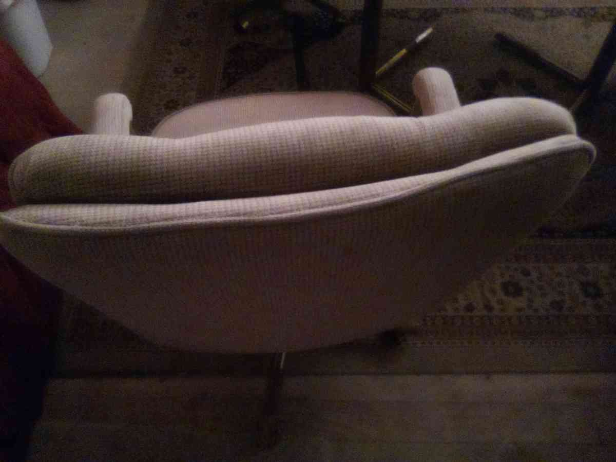 oak table and comfy chairs - Yakima, Washington - FleaMarketBay