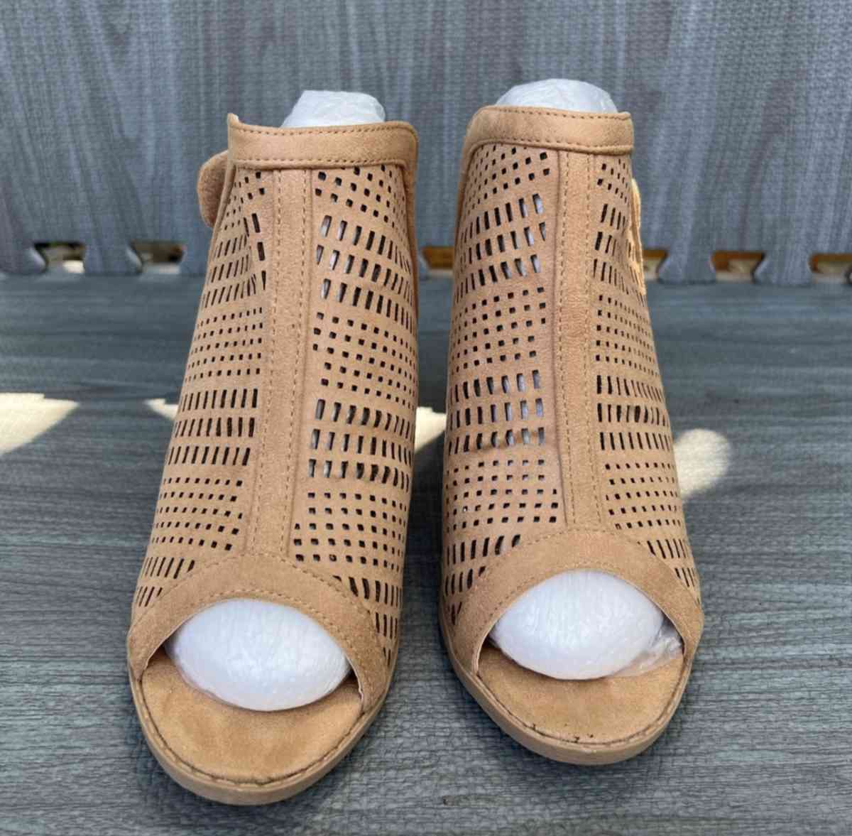 BOOTIES SIZE 6 and a half - Huntington Park, California - FleaMarketBay