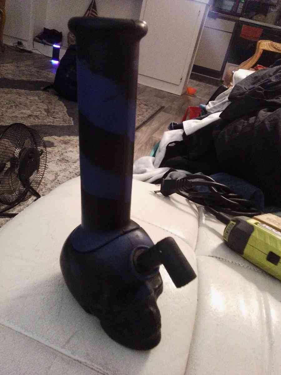 dark blue skull bong - Hudson, Florida