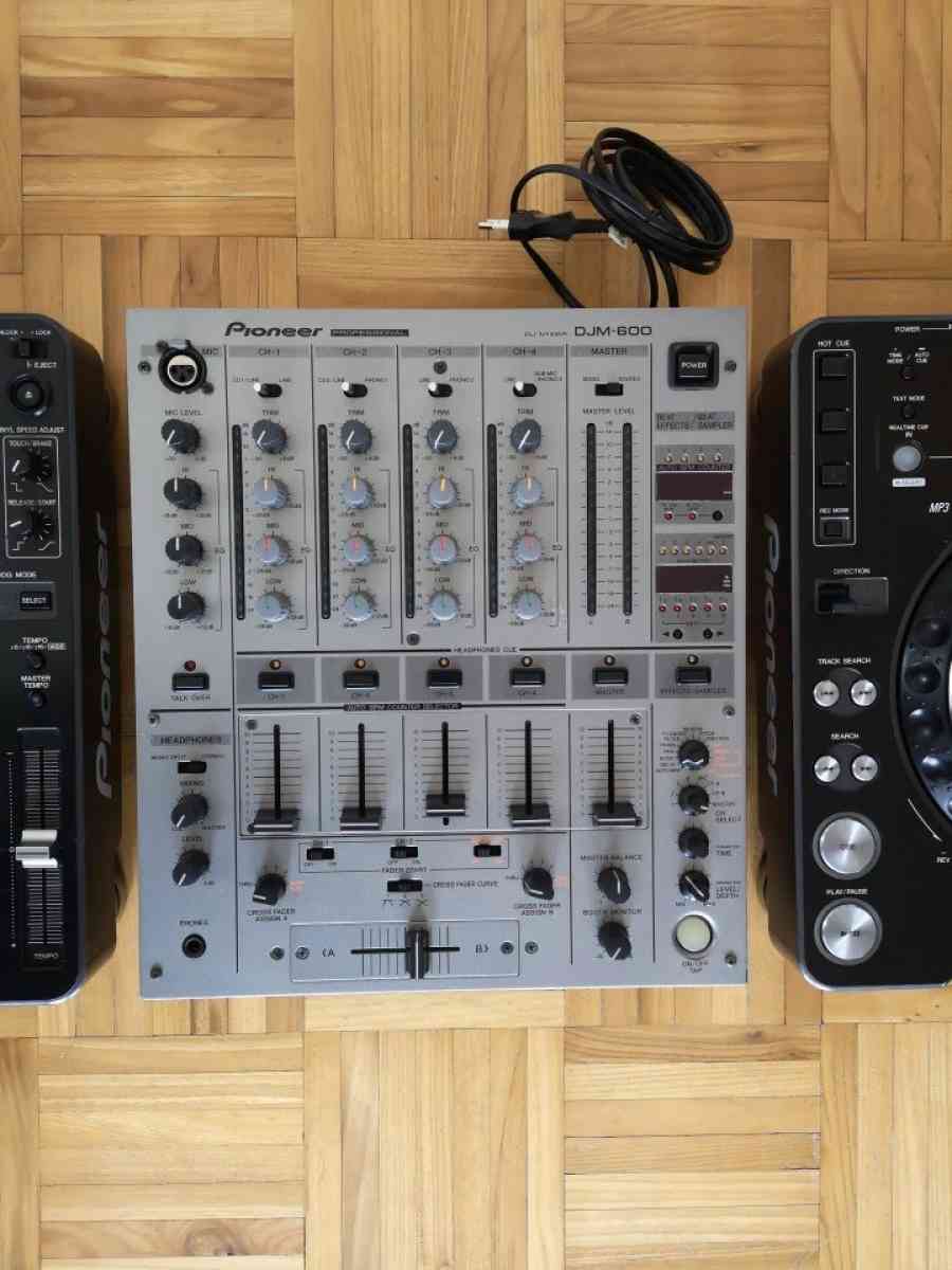 2  CDJ 1000 MK3 1X DJM 600 IM - Bruceton, Tennessee