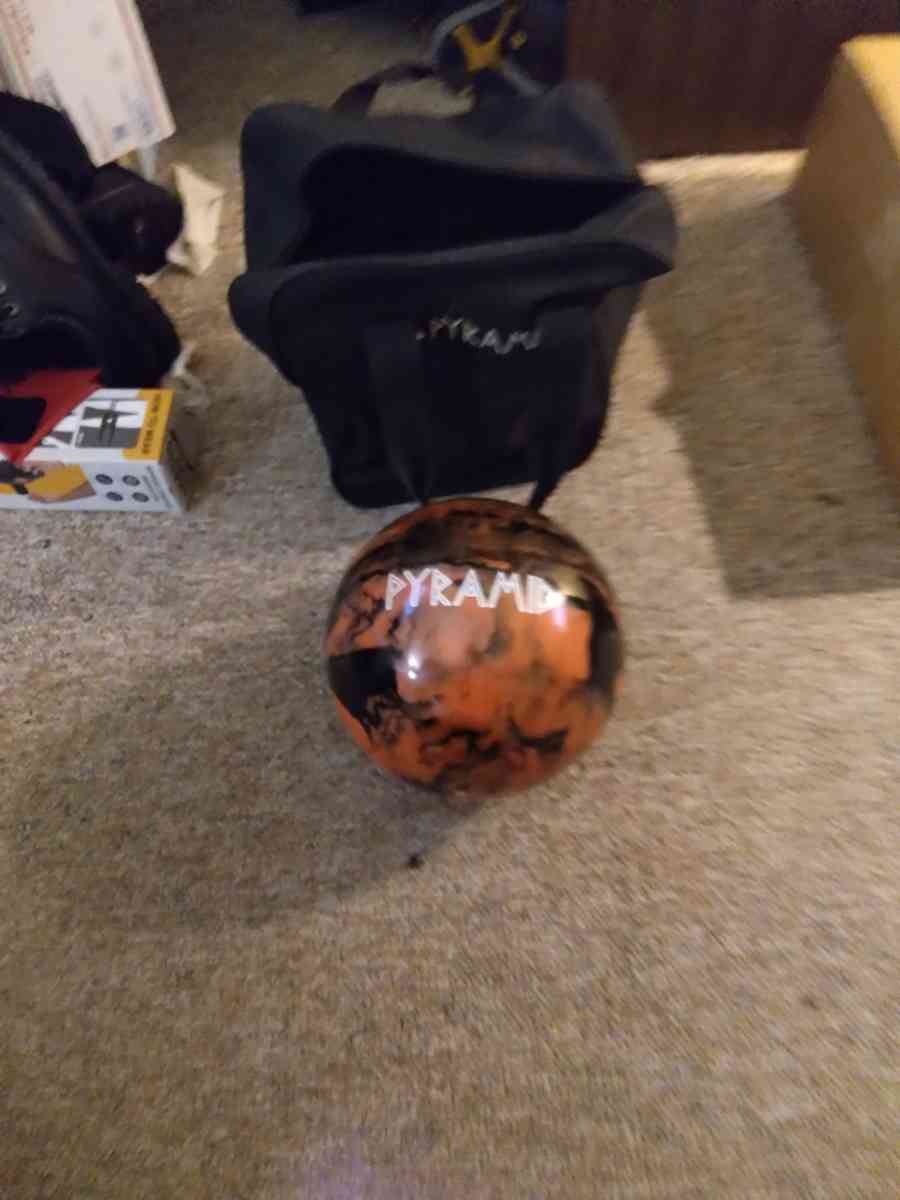 Pyramid path bowling ball 12lbs - Allentown, Pennsylvania