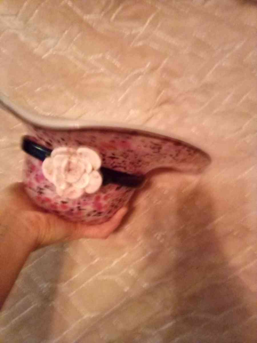 A woman flower pink bowl hat it real nice - Stonewall, Louisiana - FleaMarketBay