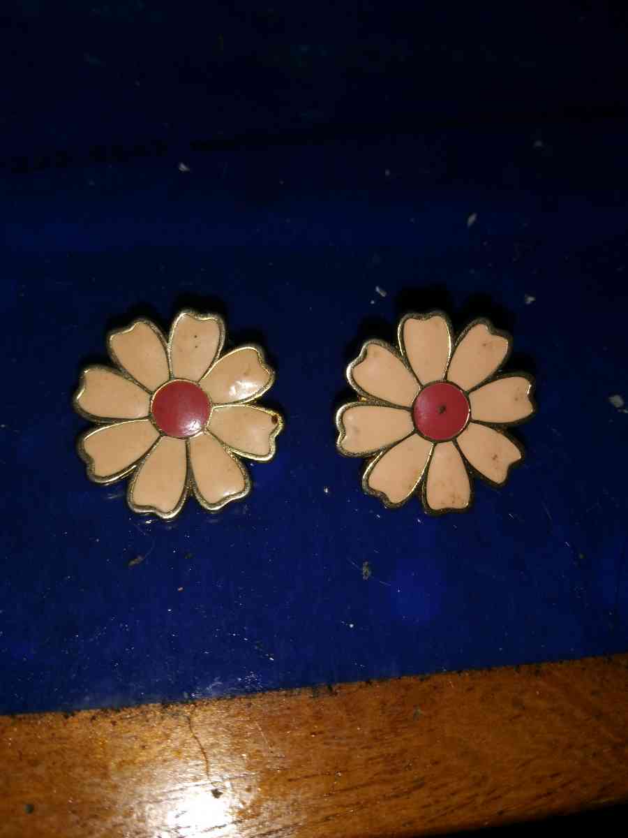 Vintage pair of enameled clip on earrings - Pawtucket, Rhode Island