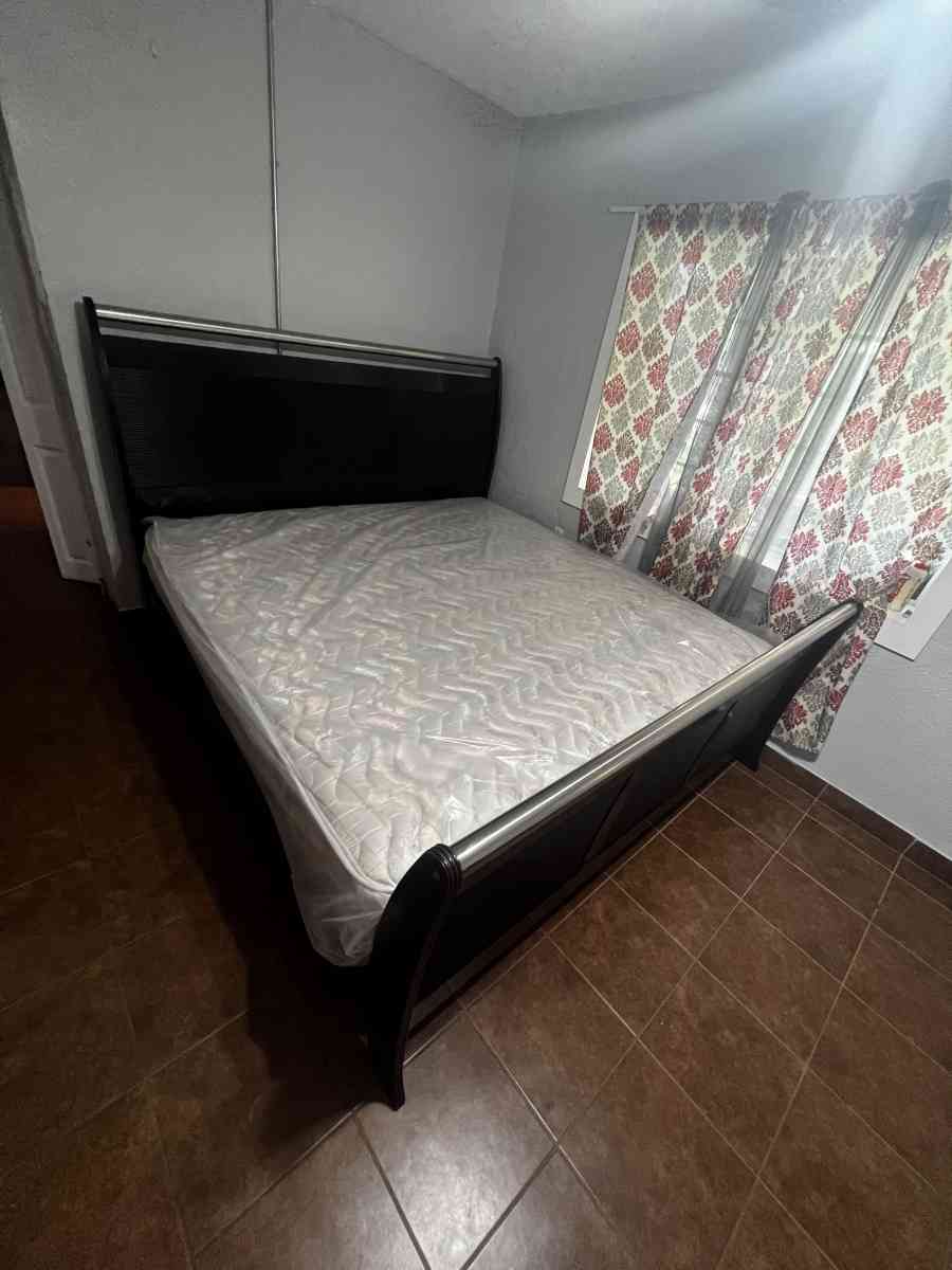 King size bed - Houston, Texas - FleaMarketBay