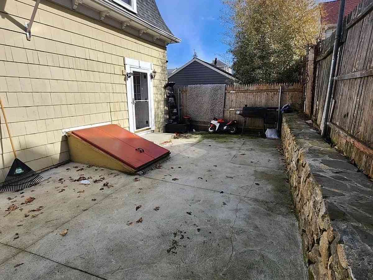 Apartment for Rent - Fall River, Massachusetts - FleaMarketBay