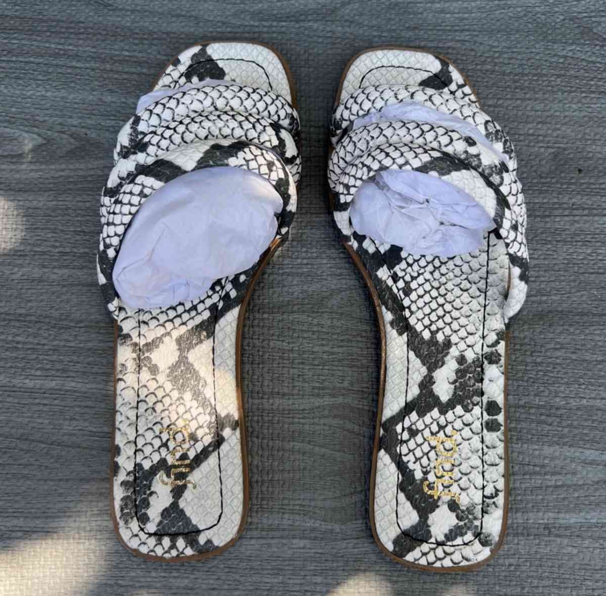 sandals size 7 and a half - Huntington Park, California