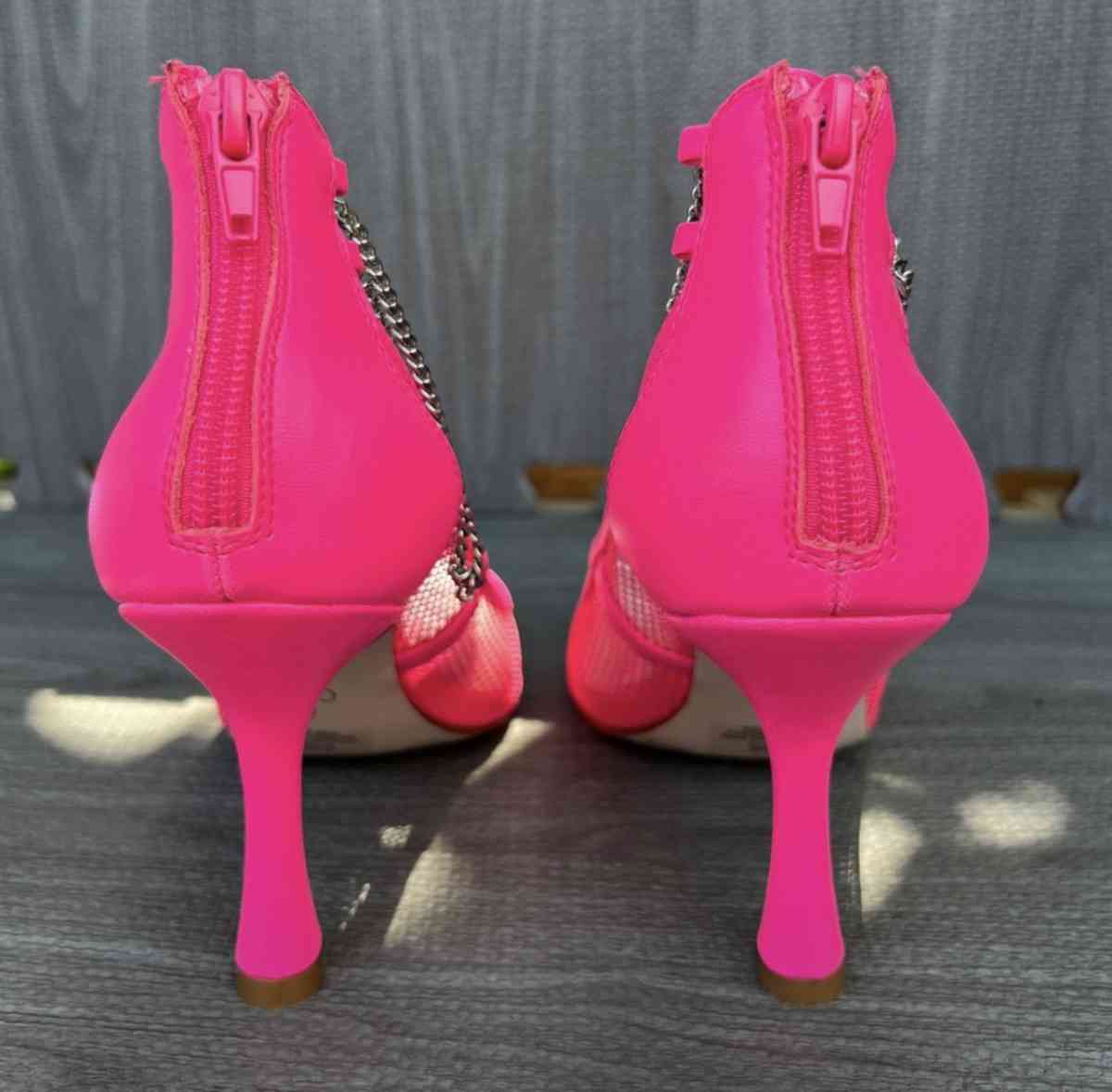 HEELS SIZE 5 and a half - Huntington Park, California - FleaMarketBay