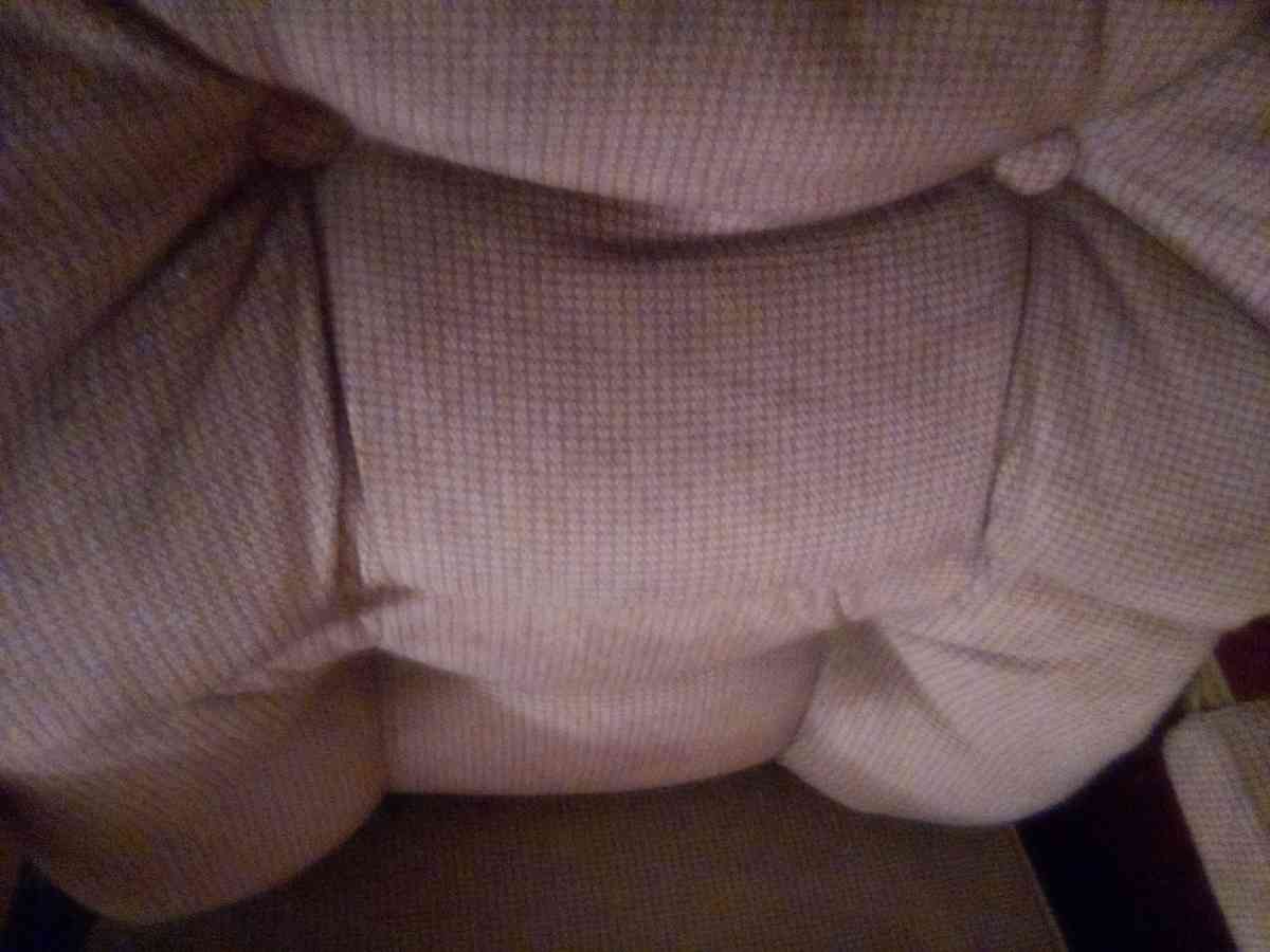 oak table and comfy chairs - Yakima, Washington