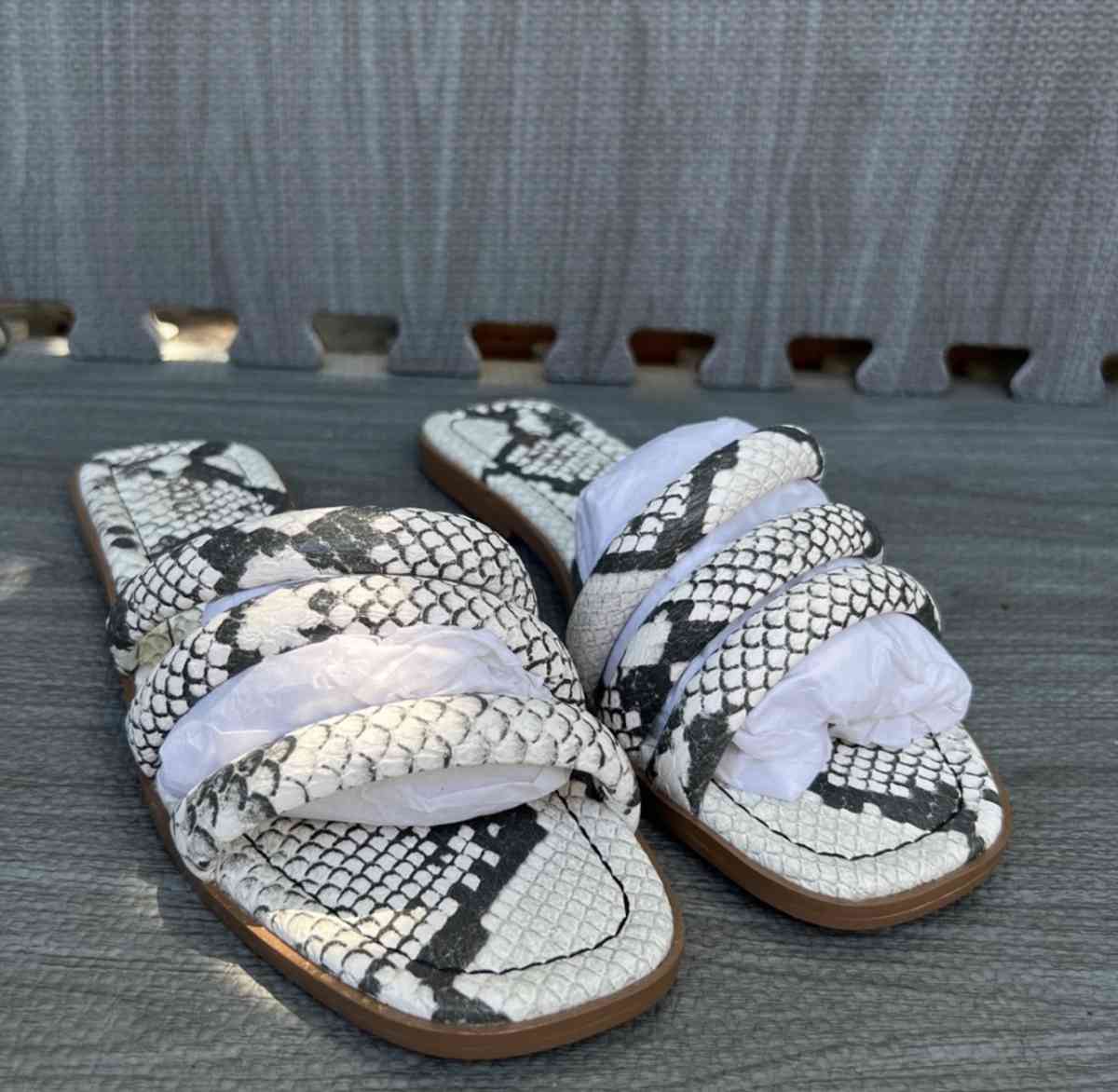 sandals size 7 and a half - Huntington Park, California - FleaMarketBay