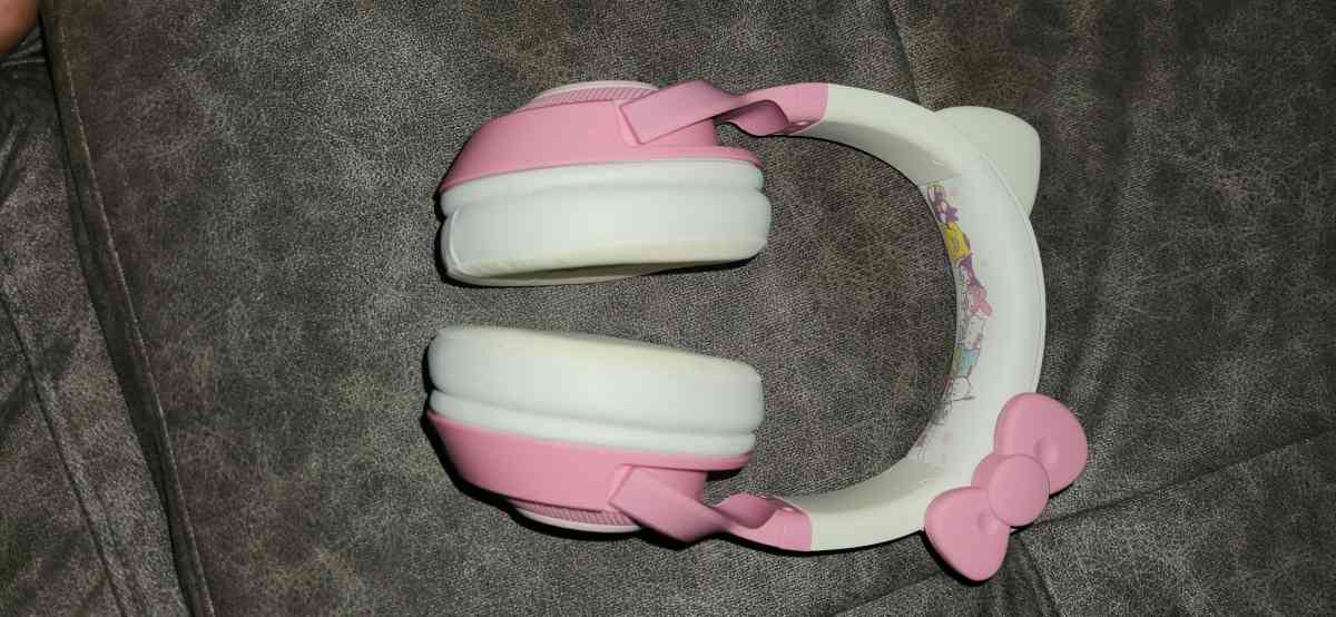 Hello Kitty Headphones - Rancho Cucamonga, California - FleaMarketBay