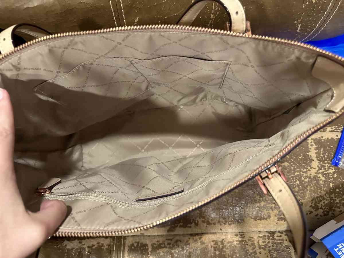 Michael Kors Tote - Bulverde, Texas - FleaMarketBay