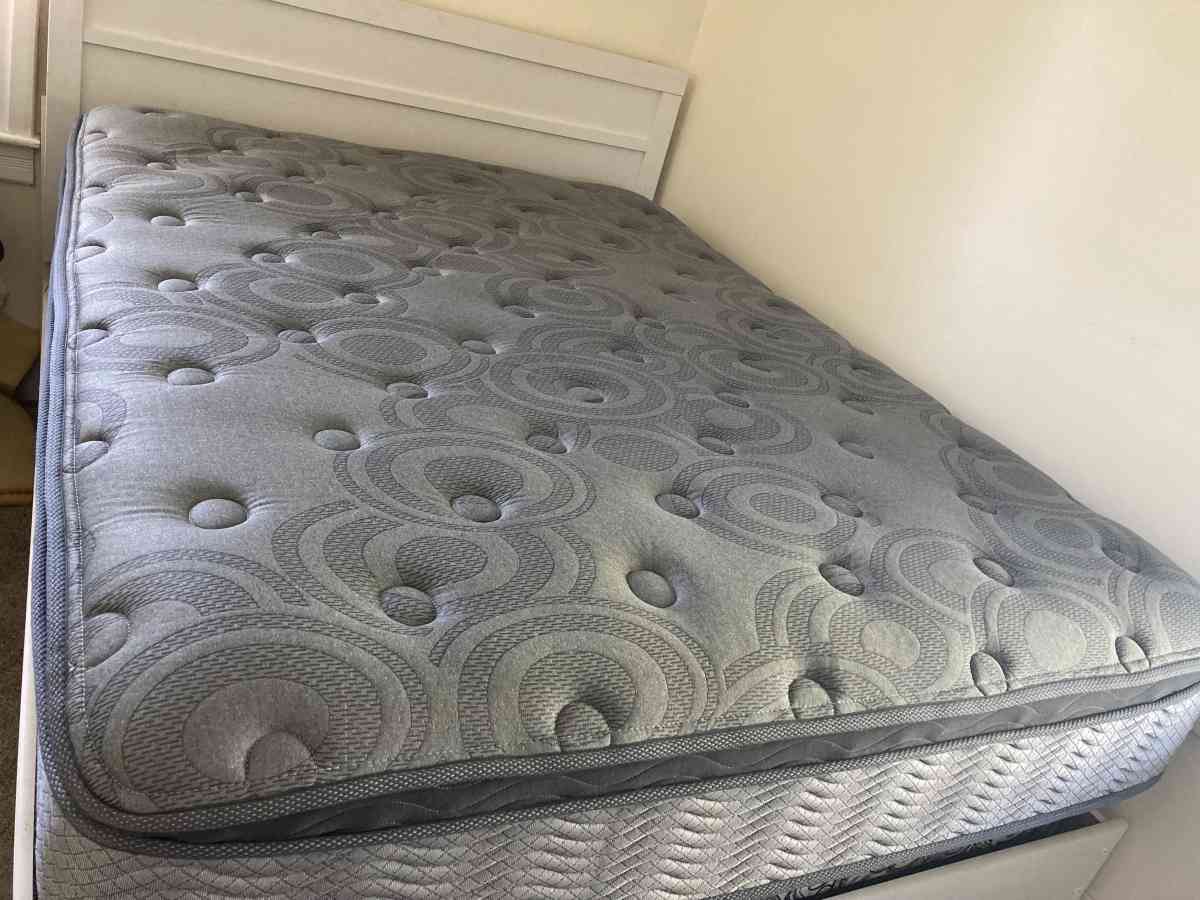 bedroom set - Springfield, Massachusetts - FleaMarketBay