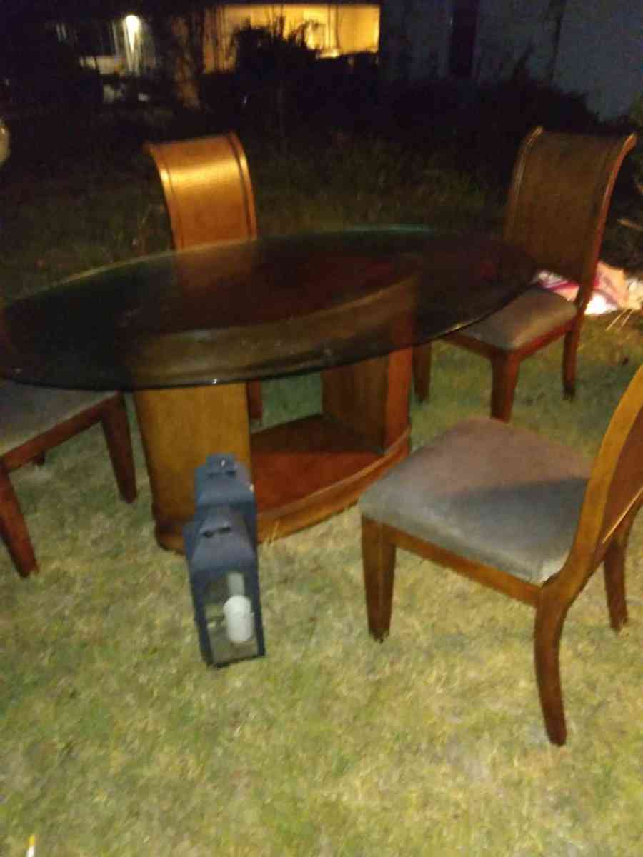 Ashley ostrich skin glass table - Florence, Alabama - FleaMarketBay