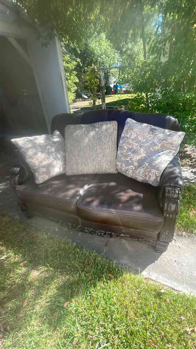 leather couch - Baton Rouge, Louisiana - FleaMarketBay