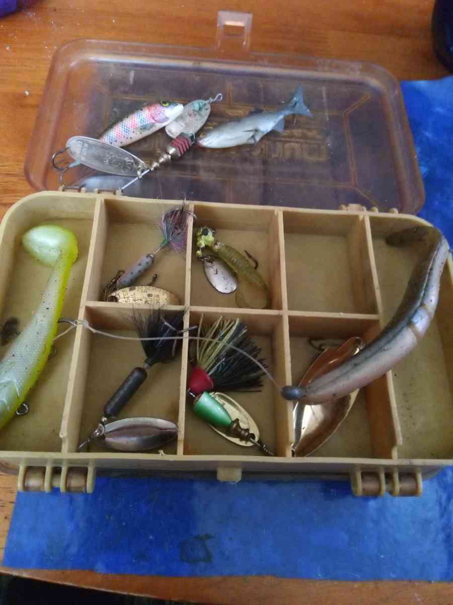 15 Fishing Lures and mini magnum pokcet lure holder - Pawtucket, Rhode Island - FleaMarketBay