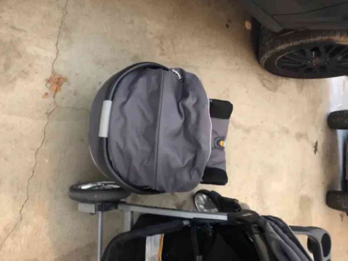 Chicco travel system car seat base an stroller - Kansas City, Kansas - FleaMarketBay