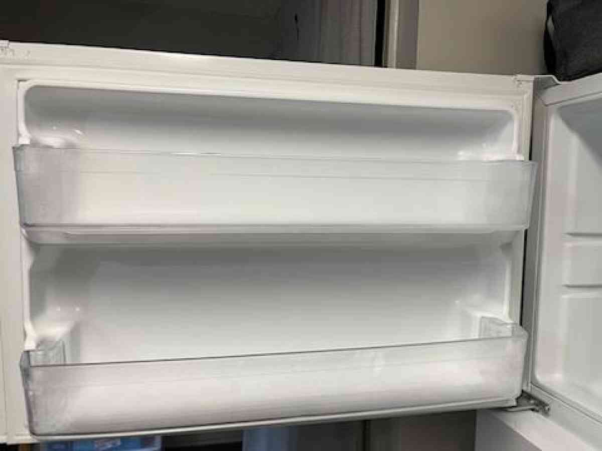 GE Refrigerator  1yr old Like New Condition  21cf - West Columbia, South Carolina - FleaMarketBay