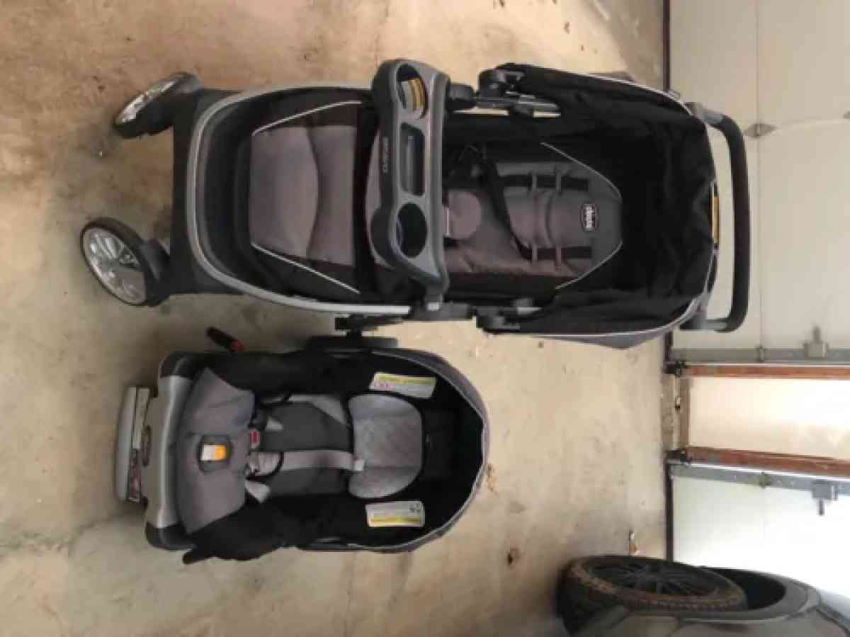 Chicco travel system car seat base an stroller - Kansas City, Kansas