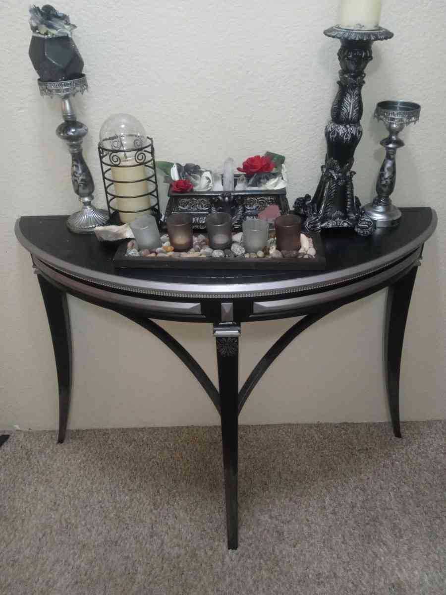 beautiful entry hall table - Mukilteo, Washington - FleaMarketBay