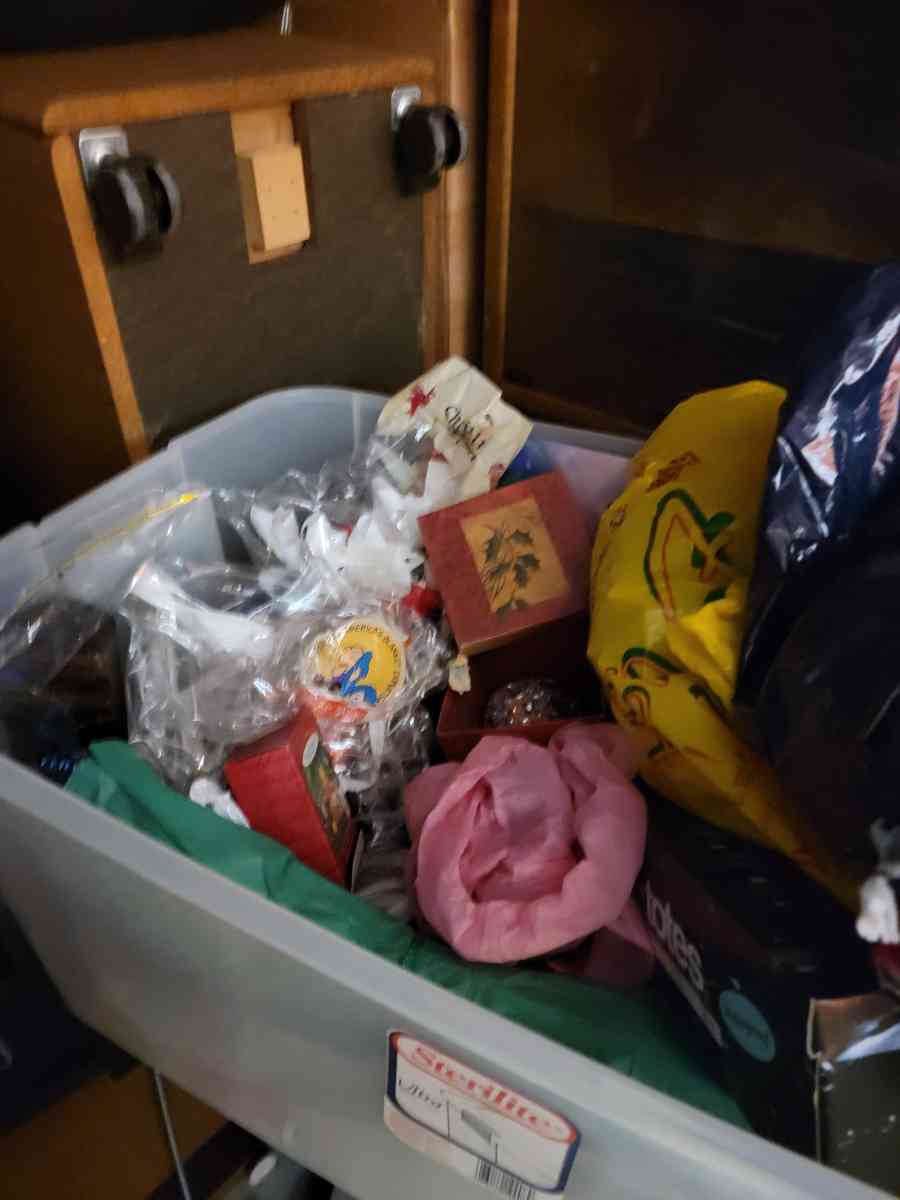 furnite kitchen items computer desk daybed wardrobe cloths - Nashua, New Hampshire - FleaMarketBay