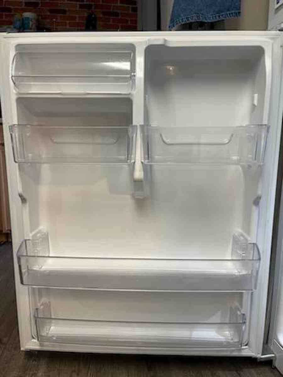 GE Refrigerator  1yr old Like New Condition  21cf