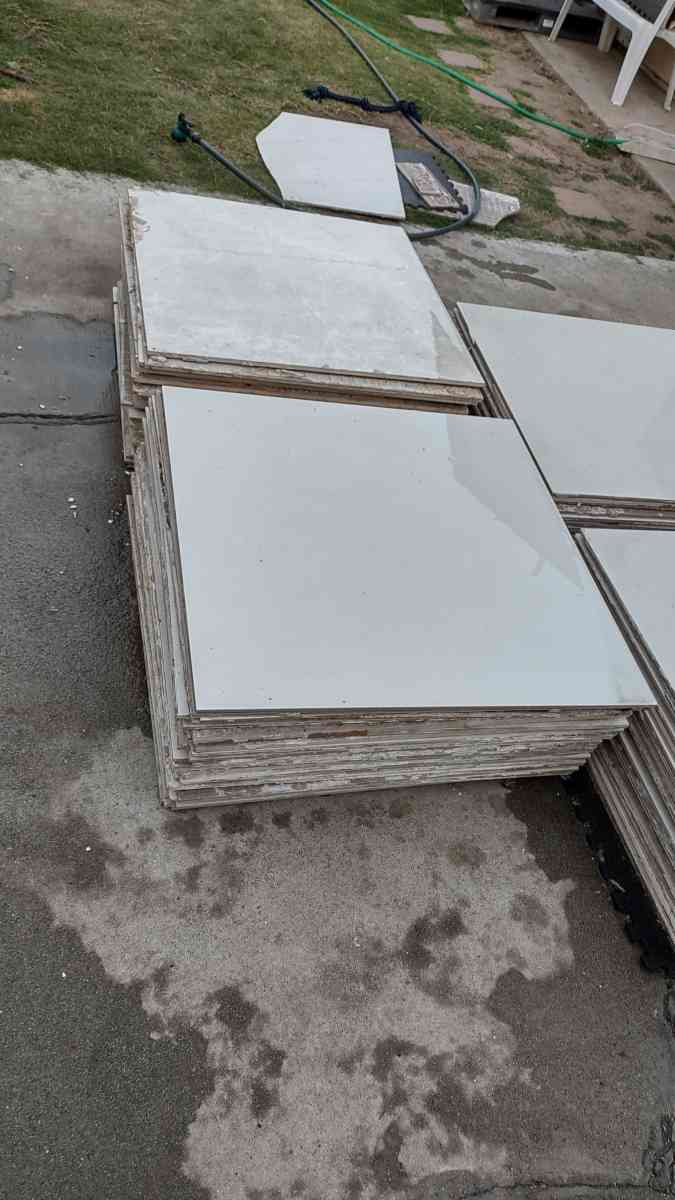 Used floor tiles - Adelanto, California - FleaMarketBay