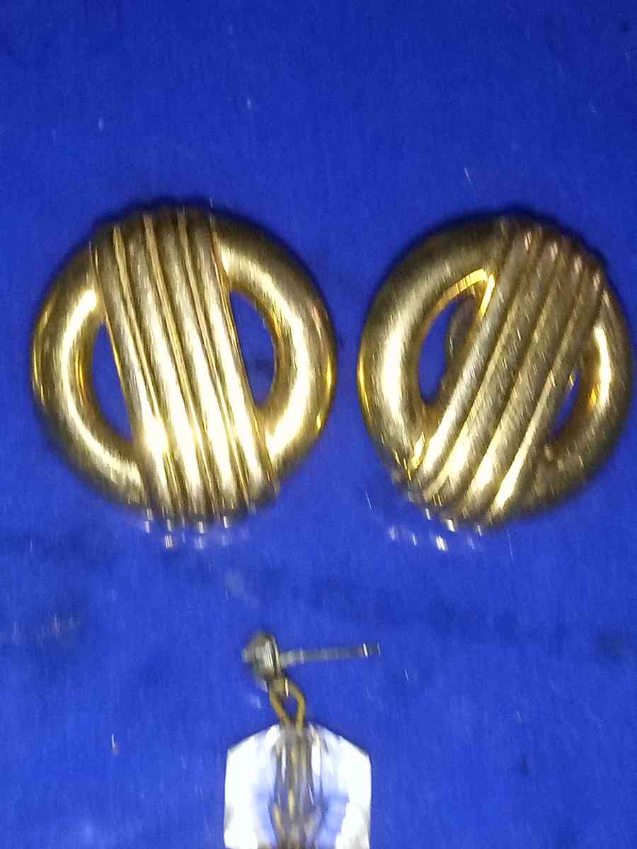 4 pairs Vintage pierced earrings - Pawtucket, Rhode Island - FleaMarketBay